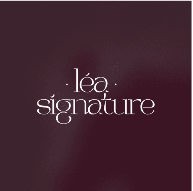 déclinaison du logo Léa Signature sur fond prune